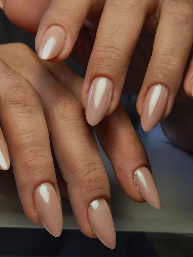 Nude Chrome Nägel