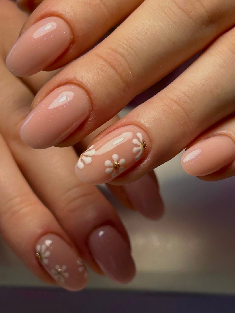 Milky Nails mit Blümchen