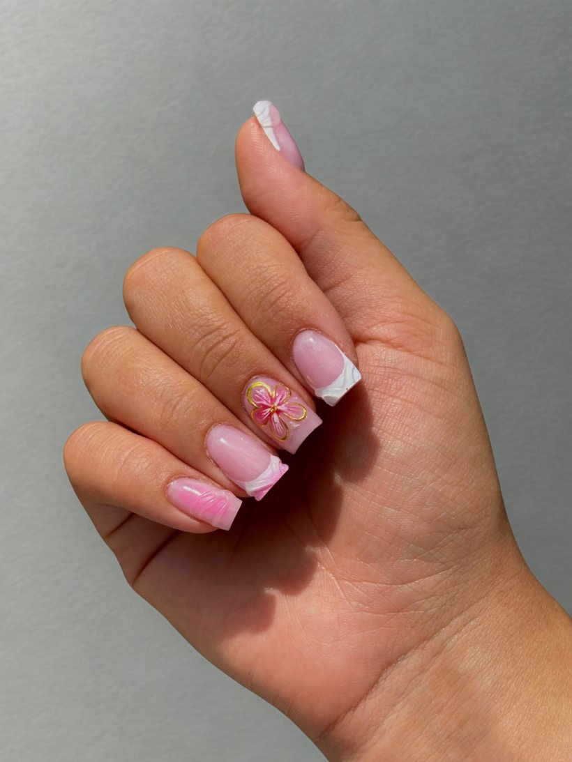 Pink French mit Blüte