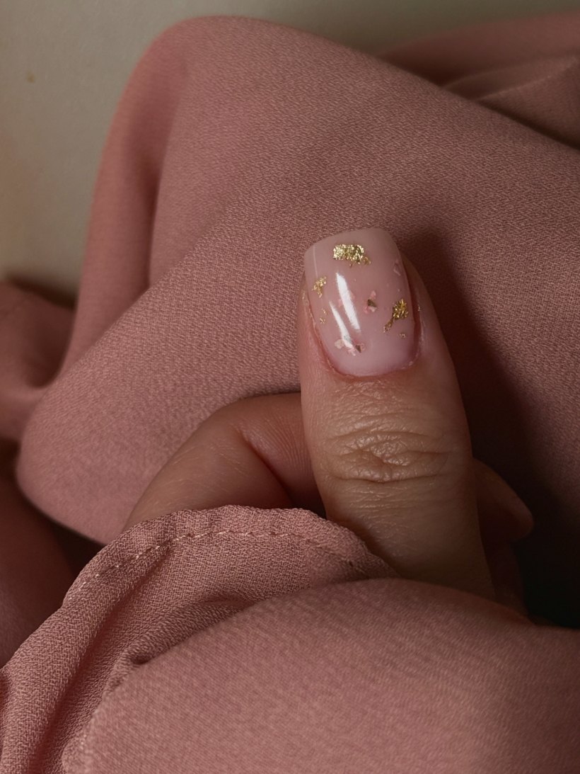 Nägel mit Gold-Akzenten