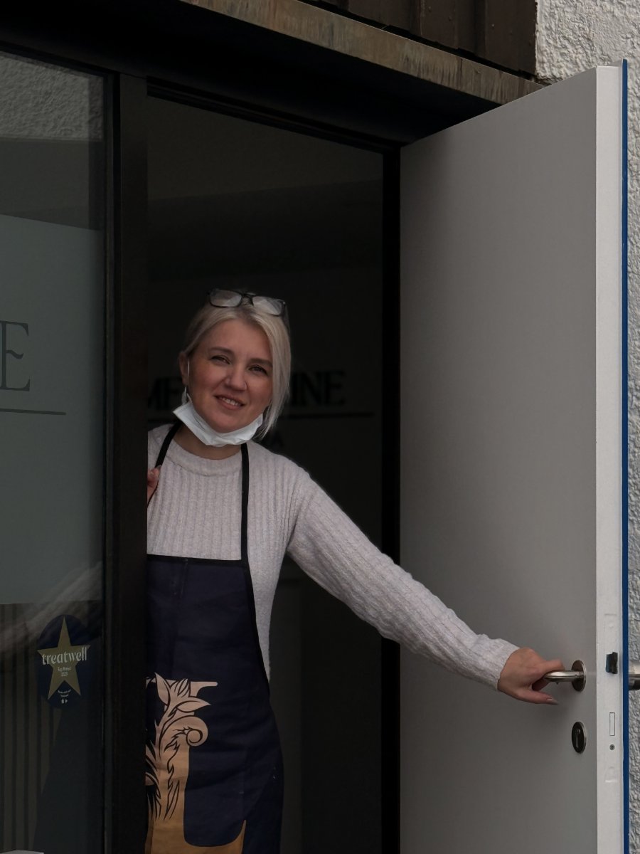 Luba begrüßt dich im Studio