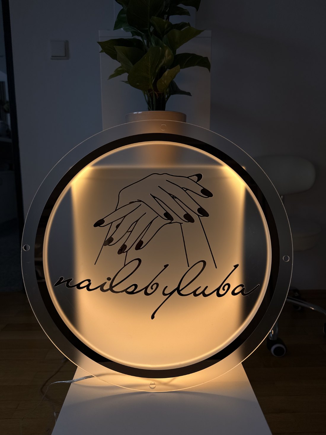 Leuchtendes nailsbyluba Logo-Schild im Studio